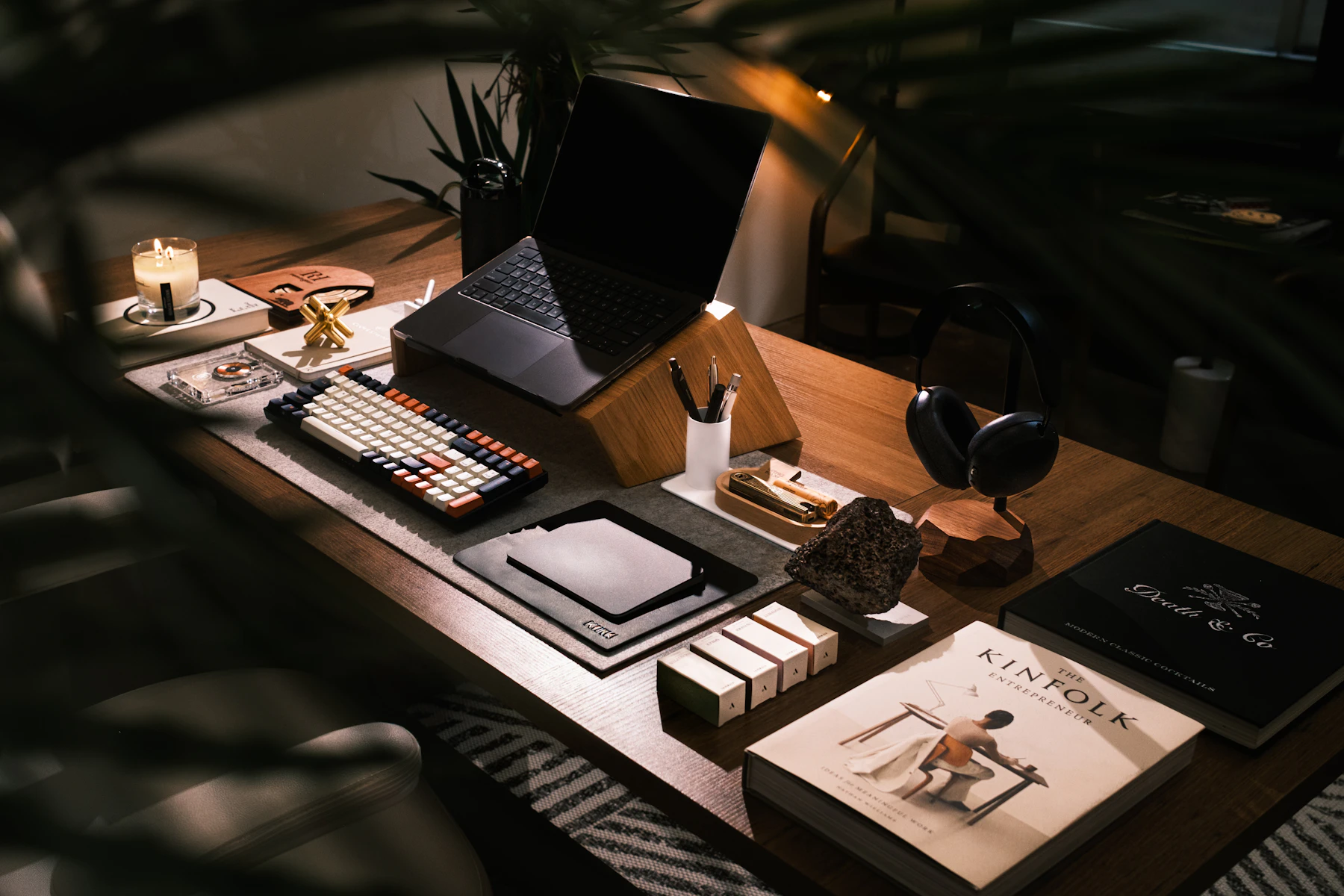 Mesa de estudo com computador portátil, livros e material de trabalho