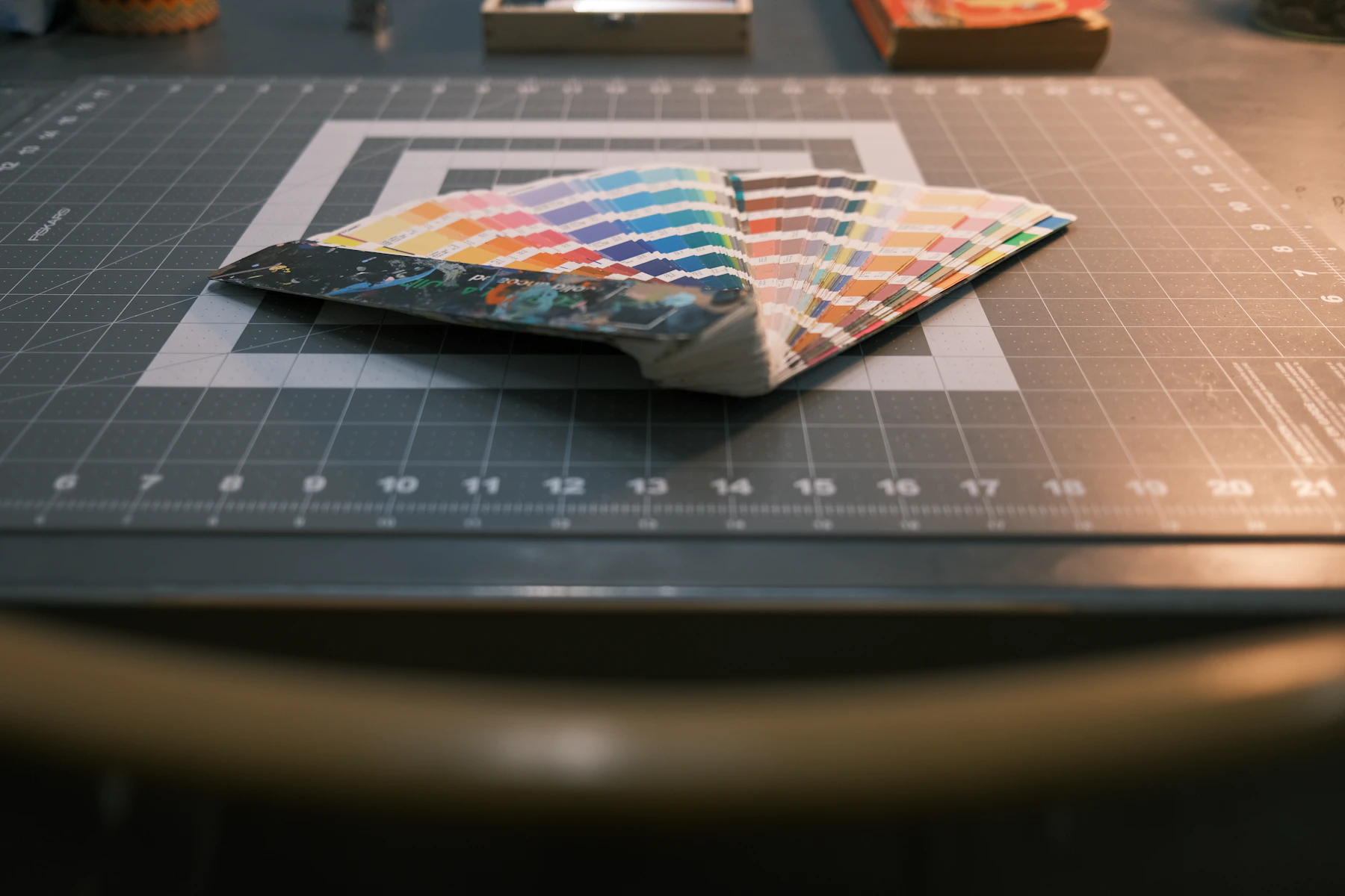 Leque de cores sobre uma mesa de trabalho de design
