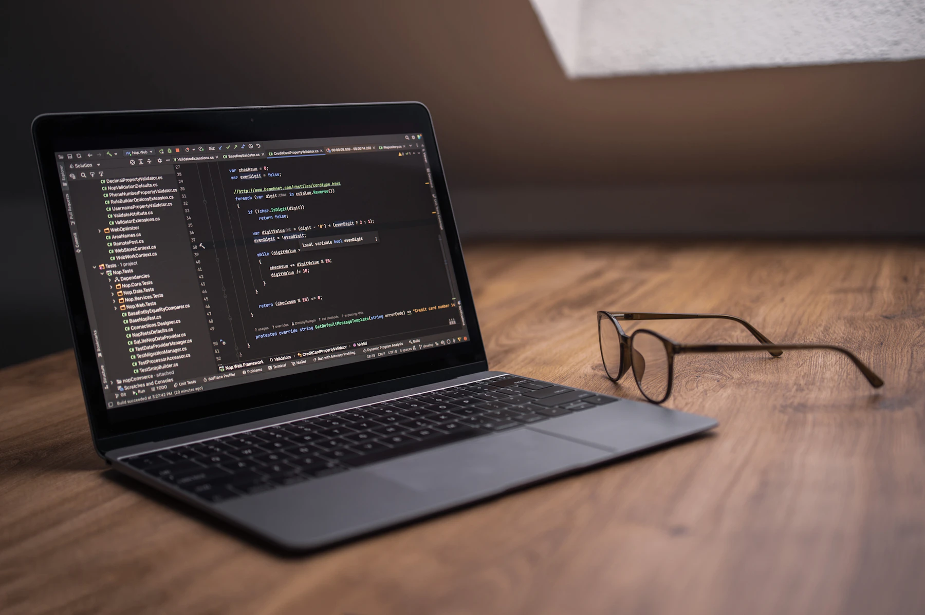 Computador portátil com ambiente de desenvolvimento aberto